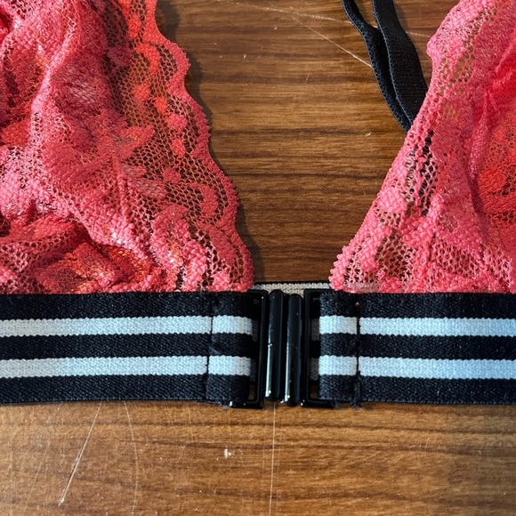 NWOT PJ Salvage Pink Lace Bra Front Clasp Size Small - Picture 2 of 3